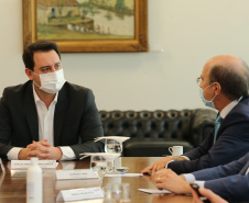 O Governador Carlos Massa Ratinho Junior assina, nesta quarta-feira (23), protocolo de investimentos com a cooperativa paranaense C.Vale representada pelo presidente Alfredo Lang.   Curitiba, 23/09/2020. Foto: Geraldo Bubniak/AEN