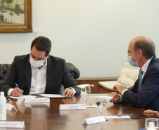 O Governador Carlos Massa Ratinho Junior assina, nesta quarta-feira (23), protocolo de investimentos com a cooperativa paranaense C.Vale representada pelo presidente Alfredo Lang.   Curitiba, 23/09/2020. Foto: Geraldo Bubniak/AEN