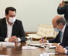 O Governador Carlos Massa Ratinho Junior assina, nesta quarta-feira (23), protocolo de investimentos com a cooperativa paranaense C.Vale representada pelo presidente Alfredo Lang.   Curitiba, 23/09/2020. Foto: Geraldo Bubniak/AEN