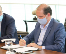 O Governador Carlos Massa Ratinho Junior assina, nesta quarta-feira (23), protocolo de investimentos com a cooperativa paranaense C.Vale representada pelo presidente Alfredo Lang.  Na foto, o  secretario Estadual da Administração e da Previdência (Seap), Marcel Micheletto . Curitiba, 23/09/2020. Foto: Geraldo Bubniak/AEN