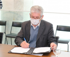O Governador Carlos Massa Ratinho Junior assina, nesta quarta-feira (23), protocolo de investimentos com a cooperativa paranaense C.Vale representada pelo presidente Alfredo Lang.   Na foto, secretário de Estado da Agricultura, Norberto Ortigara. Curitiba, 23/09/2020. Foto: Geraldo Bubniak/AEN