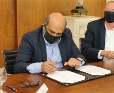 O Governador Carlos Massa Ratinho Junior assina, nesta quarta-feira (23), protocolo de investimentos com a cooperativa paranaense C.Vale representada pelo presidente Alfredo Lang.  Na foto, secretário da Fazenda do Paraná, Renê Garcia Júnior.  Curitiba, 23/09/2020. Foto: Geraldo Bubniak/AEN