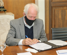 O Governador Carlos Massa Ratinho Junior assina, nesta quarta-feira (23), protocolo de investimentos com a cooperativa paranaense C.Vale representada pelo presidente Alfredo Lang.   Na foto, o vicegovernador do Estado Darci Piana. Curitiba, 23/09/2020. Foto: Geraldo Bubniak/AEN
