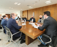 O Governador Carlos Massa Ratinho Junior assina, nesta quarta-feira (23), protocolo de investimentos com a cooperativa paranaense C.Vale representada pelo presidente Alfredo Lang.   Curitiba, 23/09/2020. Foto: Geraldo Bubniak/AEN