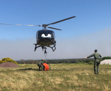 Helicóptero da PM auxilia no combate a incêndio em Ilha Grande. Foto:SESP