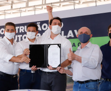 Cambé, na Região Metropolitana de Londrina, vai resolver um antigo problema logístico e de trânsito, além de fomentar um novo eixo de desenvolvimento para a cidade. Nesta quinta-feira (24), o governador Carlos Massa Ratinho Junior assinou a ordem de serviço para início imediato da construção do viaduto Bratislava, antiga reivindicação da população da região.