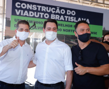 Cambé, na Região Metropolitana de Londrina, vai resolver um antigo problema logístico e de trânsito, além de fomentar um novo eixo de desenvolvimento para a cidade. Nesta quinta-feira (24), o governador Carlos Massa Ratinho Junior assinou a ordem de serviço para início imediato da construção do viaduto Bratislava, antiga reivindicação da população da região.