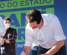 Após uma longa paralisação de cerca de seis anos, o Governo do Paraná  vai retomar a obra do Centro Estadual de Educação Profissional de Ibiporã  (CEEP-Ibiporã), na Região Norte.
A recuperação da construção atende a uma determinação do governador Carlos Massa Ratinho Junior, que visitou o local nesta quinta-feira (24) e assinou a ordem de serviço que permite a retomada imediata da obra. 