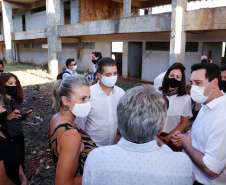 Após uma longa paralisação de cerca de seis anos, o Governo do Paraná  vai retomar a obra do Centro Estadual de Educação Profissional de Ibiporã  (CEEP-Ibiporã), na Região Norte.
A recuperação da construção atende a uma determinação do governador Carlos Massa Ratinho Junior, que visitou o local nesta quinta-feira (24) e assinou a ordem de serviço que permite a retomada imediata da obra. 