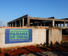 Após uma longa paralisação de cerca de seis anos, o Governo do Paraná  vai retomar a obra do Centro Estadual de Educação Profissional de Ibiporã  (CEEP-Ibiporã), na Região Norte.
A recuperação da construção atende a uma determinação do governador Carlos Massa Ratinho Junior, que visitou o local nesta quinta-feira (24) e assinou a ordem de serviço que permite a retomada imediata da obra. 