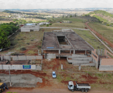 Após uma longa paralisação de cerca de seis anos, o Governo do Paraná  vai retomar a obra do Centro Estadual de Educação Profissional de Ibiporã  (CEEP-Ibiporã), na Região Norte.
A recuperação da construção atende a uma determinação do governador Carlos Massa Ratinho Junior, que visitou o local nesta quinta-feira (24) e assinou a ordem de serviço que permite a retomada imediata da obra. 