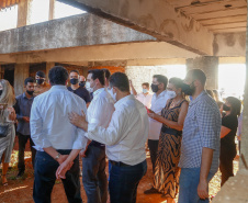 Após uma longa paralisação de cerca de seis anos, o Governo do Paraná  vai retomar a obra do Centro Estadual de Educação Profissional de Ibiporã  (CEEP-Ibiporã), na Região Norte.
A recuperação da construção atende a uma determinação do governador Carlos Massa Ratinho Junior, que visitou o local nesta quinta-feira (24) e assinou a ordem de serviço que permite a retomada imediata da obra. 