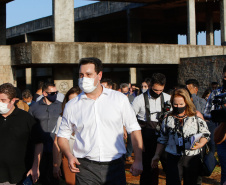 Após uma longa paralisação de cerca de seis anos, o Governo do Paraná  vai retomar a obra do Centro Estadual de Educação Profissional de Ibiporã  (CEEP-Ibiporã), na Região Norte.
A recuperação da construção atende a uma determinação do governador Carlos Massa Ratinho Junior, que visitou o local nesta quinta-feira (24) e assinou a ordem de serviço que permite a retomada imediata da obra. 