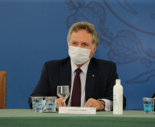 O governador Carlos Massa Ratinho Junior e o diretor-geral brasileiro de Itaipu, Joaquim Silva e Luna, formalizam nesta sexta-feira (25),  no Palácio Iguaçu, uma parceria entre o Estado e a hidrelétrica para a duplicação de 8,7 quilômetros da BR-469, em Foz do Iguaçu.  Curitiba, 24/09/2020. Foto: Geraldo Bubniak/AEN