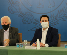 O governador Carlos Massa Ratinho Junior e o diretor-geral brasileiro de Itaipu, Joaquim Silva e Luna, formalizam nesta sexta-feira (25),  no Palácio Iguaçu, uma parceria entre o Estado e a hidrelétrica para a duplicação de 8,7 quilômetros da BR-469, em Foz do Iguaçu.  Curitiba, 24/09/2020. Foto: Geraldo Bubniak/AEN