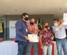 O Instituto Água e Terra (IAT) entregou nesta sexta-feira (25) os documentos para regularização fundiária para 187 famílias de pequenos agricultores do município de Cândido de Abreu, na Região Central do Estado. O IAT é um órgão vinculado à Secretaria do Desenvolvimento Sustentável e do Turismo.
Foto:IAT