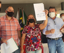 O Instituto Água e Terra (IAT) entregou nesta sexta-feira (25) os documentos para regularização fundiária para 187 famílias de pequenos agricultores do município de Cândido de Abreu, na Região Central do Estado. O IAT é um órgão vinculado à Secretaria do Desenvolvimento Sustentável e do Turismo.
Foto:IAT