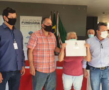O Instituto Água e Terra (IAT) entregou nesta sexta-feira (25) os documentos para regularização fundiária para 187 famílias de pequenos agricultores do município de Cândido de Abreu, na Região Central do Estado. O IAT é um órgão vinculado à Secretaria do Desenvolvimento Sustentável e do Turismo.
Foto:IAT