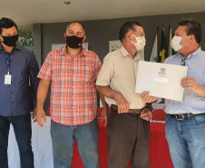 O Instituto Água e Terra (IAT) entregou nesta sexta-feira (25) os documentos para regularização fundiária para 187 famílias de pequenos agricultores do município de Cândido de Abreu, na Região Central do Estado. O IAT é um órgão vinculado à Secretaria do Desenvolvimento Sustentável e do Turismo.
Foto:IAT