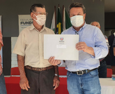O Instituto Água e Terra (IAT) entregou nesta sexta-feira (25) os documentos para regularização fundiária para 187 famílias de pequenos agricultores do município de Cândido de Abreu, na Região Central do Estado. O IAT é um órgão vinculado à Secretaria do Desenvolvimento Sustentável e do Turismo.
Foto:IAT