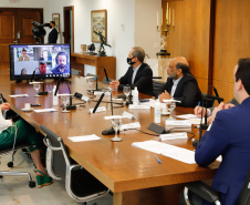O governador Carlos Massa Ratinho Junior e o secretário estadual da Fazenda, Renê Garcia Junior, assinaram nesta segunda-feira (28), no Palácio Iguaçu, o contrato de financiamento para a execução da segunda fase do Projeto de Modernização da Gestão Fiscal do Estado do Paraná (Profisco II).