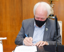 O governador Carlos Massa Ratinho Junior e o secretário estadual da Fazenda, Renê Garcia Junior, assinaram nesta segunda-feira (28), no Palácio Iguaçu, o contrato de financiamento para a execução da segunda fase do Projeto de Modernização da Gestão Fiscal do Estado do Paraná (Profisco II).