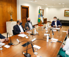 O governador Carlos Massa Ratinho Junior e o secretário estadual da Fazenda, Renê Garcia Junior, assinaram nesta segunda-feira (28), no Palácio Iguaçu, o contrato de financiamento para a execução da segunda fase do Projeto de Modernização da Gestão Fiscal do Estado do Paraná (Profisco II).