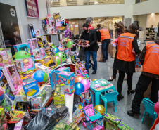 Quem ainda não fez doação de brinquedos para a campanha Paraná Piá tem até segunda-feira (5) para contribuir e ajudar a levar alegria a crianças que estão em tratamento de saúde no Estado. A arrecadação teve início no dia 9 de setembro e já contou com a participação de servidores de diversas secretarias do Estado e também de pessoas e empresas de fora do governo. Foto: Valdelino Pontes