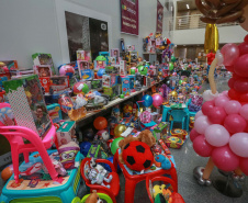 Quem ainda não fez doação de brinquedos para a campanha Paraná Piá tem até segunda-feira (5) para contribuir e ajudar a levar alegria a crianças que estão em tratamento de saúde no Estado. A arrecadação teve início no dia 9 de setembro e já contou com a participação de servidores de diversas secretarias do Estado e também de pessoas e empresas de fora do governo. Foto: Valdelino Pontes
