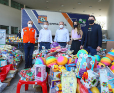 Quem ainda não fez doação de brinquedos para a campanha Paraná Piá tem até segunda-feira (5) para contribuir e ajudar a levar alegria a crianças que estão em tratamento de saúde no Estado. A arrecadação teve início no dia 9 de setembro e já contou com a participação de servidores de diversas secretarias do Estado e também de pessoas e empresas de fora do governo. Foto: José fernando Ogura/AEN