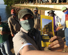 A Rota dos Pioneiros, a maior trilha aquática do Brasil e que deve ser tornar a maior do mundo, está retomando suas atividades. O grupo de voluntários responsável pela demarcação da rota ao longo do Rio Paraná e de seus afluentes voltou a fazer a sinalização do percurso, depois de uma interrupção de sete meses por causa da pandemia do novo coronavírus. Alguns passeios de caiaque pelo rio também voltaram a ser oferecidos por guias locais.  Foto: Divulgação