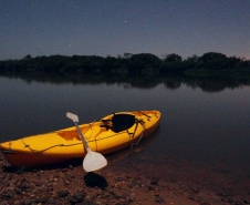 A Rota dos Pioneiros, a maior trilha aquática do Brasil e que deve ser tornar a maior do mundo, está retomando suas atividades. O grupo de voluntários responsável pela demarcação da rota ao longo do Rio Paraná e de seus afluentes voltou a fazer a sinalização do percurso, depois de uma interrupção de sete meses por causa da pandemia do novo coronavírus. Alguns passeios de caiaque pelo rio também voltaram a ser oferecidos por guias locais.  Foto: Erick Caldas Xavier
