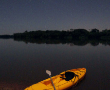 A Rota dos Pioneiros, a maior trilha aquática do Brasil e que deve ser tornar a maior do mundo, está retomando suas atividades. O grupo de voluntários responsável pela demarcação da rota ao longo do Rio Paraná e de seus afluentes voltou a fazer a sinalização do percurso, depois de uma interrupção de sete meses por causa da pandemia do novo coronavírus. Alguns passeios de caiaque pelo rio também voltaram a ser oferecidos por guias locais.  Foto: Erick Caldas Xavier