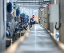 Os setores que mais se destacaram em agosto no Paraná foram da indústria de transformação, com 6.993 empregos criados. Na sequência, destaque para o comércio (3.914), serviços (2.843), construção civil (2.678), agricultura (493) e indústrias de utilidade pública (140). Foto: José Fernando Ogura/AEN