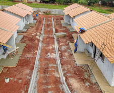 O primeiro Condomínio do Idoso do Paraná foi inaugurado em Jaguariaíva, nos Campos Gerais, e o segundo, em Foz do Iguaçu, na região Oeste, já atingiu 70% de execução. As 40 casas exclusivas para a melhor idade darão nova cara a uma região onde antes havia apenas mata fechada, no bairro Três Lagoas, a poucos quilômetros da famosa prainha do município. Foto: José Fernando Ogura/AEN