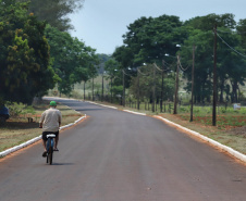 O governador Carlos Massa Ratinho Junior inaugurou nesta quinta-feira (1º) a pavimentação asfáltica da Estrada São Manoel, em São Jorge do Patrocínio, na região Noroeste, e anunciou novos investimentos para o município em pavimentações urbanas e de estradas rurais, veículos e iluminação pública.  Foto: Jose Fernando Ogura/AEN