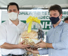 O governador Carlos Massa Ratinho Junior inaugurou nesta quinta-feira (1º) a pavimentação asfáltica da Estrada São Manoel, em São Jorge do Patrocínio, na região Noroeste, e anunciou novos investimentos para o município em pavimentações urbanas e de estradas rurais, veículos e iluminação pública.  Foto: Jose Fernando Ogura/AEN