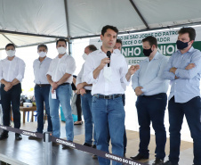O governador Carlos Massa Ratinho Junior inaugurou nesta quinta-feira (1º) a pavimentação asfáltica da Estrada São Manoel, em São Jorge do Patrocínio, na região Noroeste, e anunciou novos investimentos para o município em pavimentações urbanas e de estradas rurais, veículos e iluminação pública.  Foto: Jose Fernando Ogura/AEN