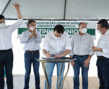 O governador Carlos Massa Ratinho Junior inaugurou nesta quinta-feira (1º) a pavimentação asfáltica da Estrada São Manoel, em São Jorge do Patrocínio, na região Noroeste, e anunciou novos investimentos para o município em pavimentações urbanas e de estradas rurais, veículos e iluminação pública.  Foto: Jose Fernando Ogura/AEN
