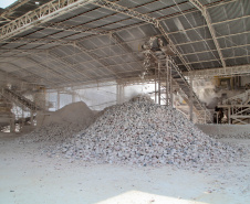 Empresas de cal e calcário geram cerca de 3 mil empregos diretos. A Calpar Comércio de Calcário é maior produtora do país e está localizada em Castro, nos Campos Gerais.  Foto: Ari Dias/AEN.