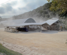 Empresas de cal e calcário geram cerca de 3 mil empregos diretos.  A Calpar Comércio de Calcário é maior produtora do país e está localizada em Castro, nos Campos Gerais. Foto: Ari Dias/AEN.