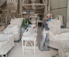 Empresas de cal e calcário geram cerca de 3 mil empregos diretos. A Cal Hidra, localizada em Almirante Tamandaré. Fundada em 1972, é uma empresa familiar que até a década de 1990 focava apenas na produção de cal, cal hidratado e cal fino. A partir de 1996, começou a diversificar e hoje produz mais de 25 produtos como argamassa, cal para ser usado em tintas e massa corrida. A empresa emprega 60 pessoas. Foto: Ari Dias/AEN.