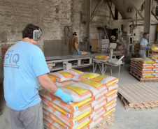 Empresas de cal e calcário geram cerca de 3 mil empregos diretos. A Cal Hidra, localizada em Almirante Tamandaré. Fundada em 1972, é uma empresa familiar que até a década de 1990 focava apenas na produção de cal, cal hidratado e cal fino. A partir de 1996, começou a diversificar e hoje produz mais de 25 produtos como argamassa, cal para ser usado em tintas e massa corrida. A empresa emprega 60 pessoas. Foto: Ari Dias/AEN.