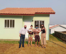  Quinze famílias carentes de Itapejara D’Oeste realizaram nesta quinta-feira (1) o sonho de ter uma casa própria. As unidades habitacionais foram entregues pela Cohapar, Secretaria da Justiça, Família e Trabalho (Sejuf) e a prefeitura, parceiros em um projeto viabilizado por meio do programa Nossa Gente Paraná. Foto: Eduardo Cioatto / Cohapar