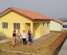  Quinze famílias carentes de Itapejara D’Oeste realizaram nesta quinta-feira (1) o sonho de ter uma casa própria. As unidades habitacionais foram entregues pela Cohapar, Secretaria da Justiça, Família e Trabalho (Sejuf) e a prefeitura, parceiros em um projeto viabilizado por meio do programa Nossa Gente Paraná. Foto: Eduardo Cioatto / Cohapar