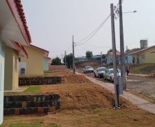  Quinze famílias carentes de Itapejara D’Oeste realizaram nesta quinta-feira (1) o sonho de ter uma casa própria. As unidades habitacionais foram entregues pela Cohapar, Secretaria da Justiça, Família e Trabalho (Sejuf) e a prefeitura, parceiros em um projeto viabilizado por meio do programa Nossa Gente Paraná. Foto: Eduardo Cioatto / Cohapar