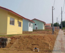  Quinze famílias carentes de Itapejara D’Oeste realizaram nesta quinta-feira (1) o sonho de ter uma casa própria. As unidades habitacionais foram entregues pela Cohapar, Secretaria da Justiça, Família e Trabalho (Sejuf) e a prefeitura, parceiros em um projeto viabilizado por meio do programa Nossa Gente Paraná. Foto: Eduardo Cioatto / Cohapar
