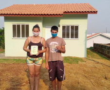  Quinze famílias carentes de Itapejara D’Oeste realizaram nesta quinta-feira (1) o sonho de ter uma casa própria. As unidades habitacionais foram entregues pela Cohapar, Secretaria da Justiça, Família e Trabalho (Sejuf) e a prefeitura, parceiros em um projeto viabilizado por meio do programa Nossa Gente Paraná. Foto: Eduardo Cioatto / Cohapar