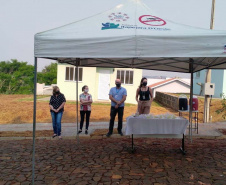  Quinze famílias carentes de Itapejara D’Oeste realizaram nesta quinta-feira (1) o sonho de ter uma casa própria. As unidades habitacionais foram entregues pela Cohapar, Secretaria da Justiça, Família e Trabalho (Sejuf) e a prefeitura, parceiros em um projeto viabilizado por meio do programa Nossa Gente Paraná. Foto: Eduardo Cioatto / Cohapar