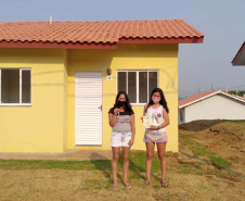  Quinze famílias carentes de Itapejara D’Oeste realizaram nesta quinta-feira (1) o sonho de ter uma casa própria. As unidades habitacionais foram entregues pela Cohapar, Secretaria da Justiça, Família e Trabalho (Sejuf) e a prefeitura, parceiros em um projeto viabilizado por meio do programa Nossa Gente Paraná. Foto: Eduardo Cioatto / Cohapar